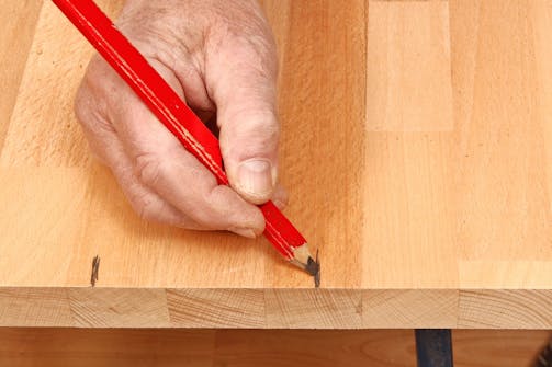 Sirkelsag til spor i plater: Spor på baksiden av en massiv treplate sikrer at platen ikke kommer til å slå seg og få en bue. Sirkelsag til spor i plater: Spor på baksiden av en massiv treplate sikrer at platen ikke kommer til å slå seg og få en bue.